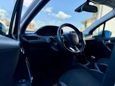 Peugeot 208 2016 - 8950 EUR, 83000 km - AUTO.MOTO.pt - 83000km - foto 12 de 25