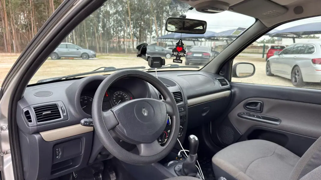 Renault Clio 2006 - 3500 EUR, 265000 km - AUTO.MOTO.pt - 265000km - foto 6 de 6