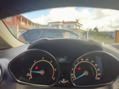 Ford Fiesta 2015 - 9990 EUR, 120400 km - AUTO.MOTO.pt - 120400km - foto 7 de 12