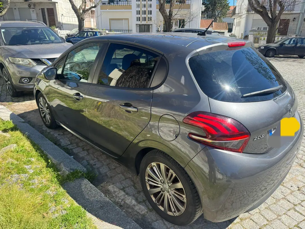 Peugeot 208 2019 - 10500 EUR, 136500 km - AUTO.MOTO.pt - 136500km - foto 3 de 8