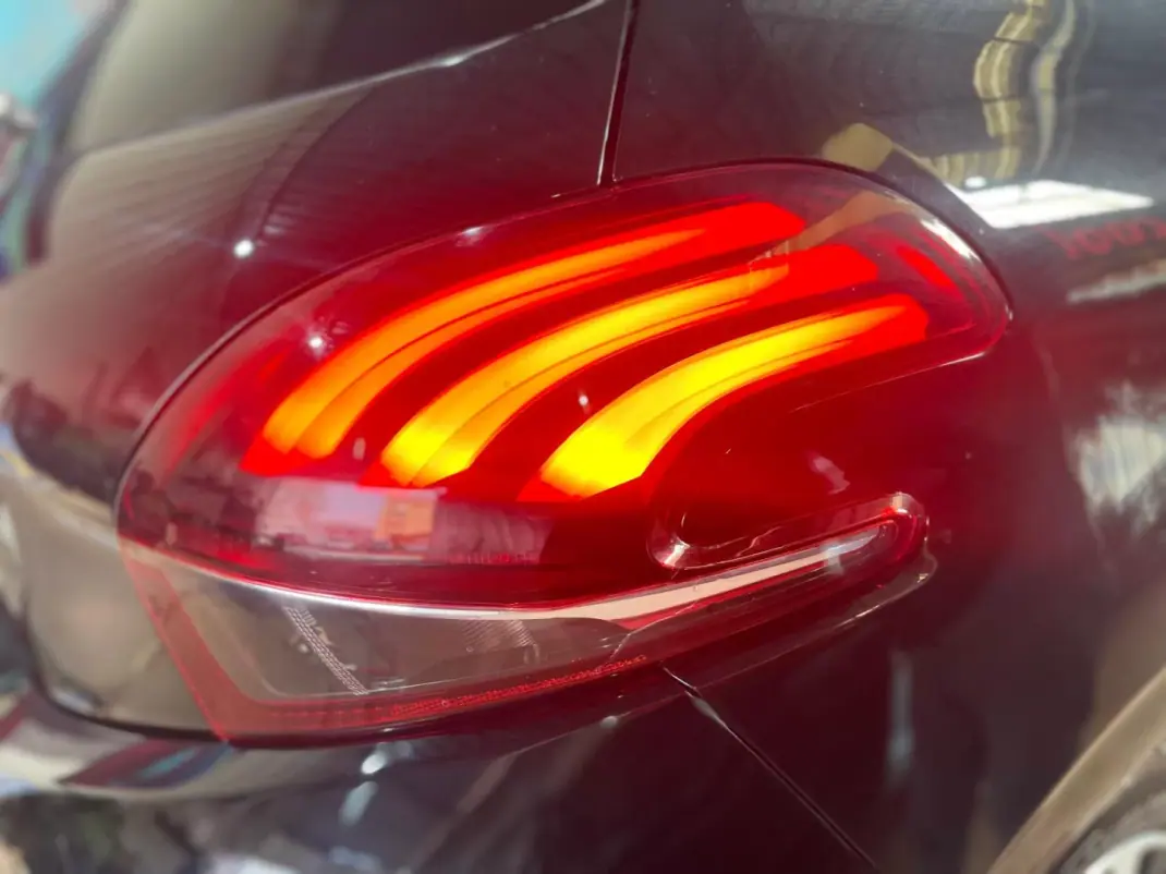 Peugeot 208 2018 - 8899 EUR, 106000 km - AUTO.MOTO.pt - 106000km - foto 22 de 42