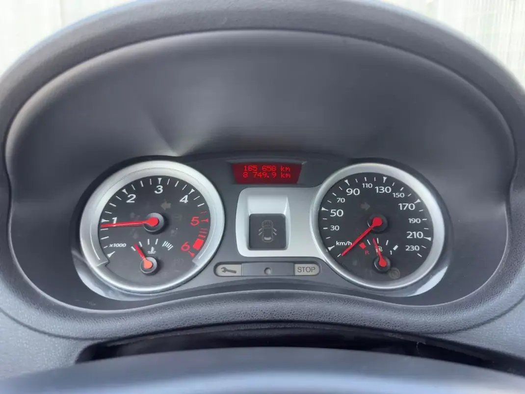 Renault Clio 2011 - 6450 EUR, 160000 km - AUTO.MOTO.pt - 160000km - foto 12 de 13