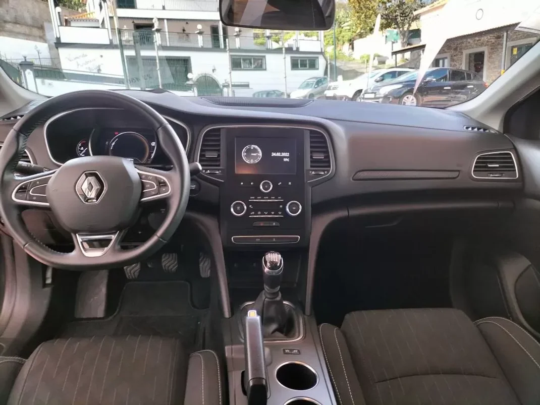 Renault Mégane Sport Tourer 2019 - 17950 EUR, 80000 km - AUTO.MOTO.pt - 80000km - foto 7 de 13