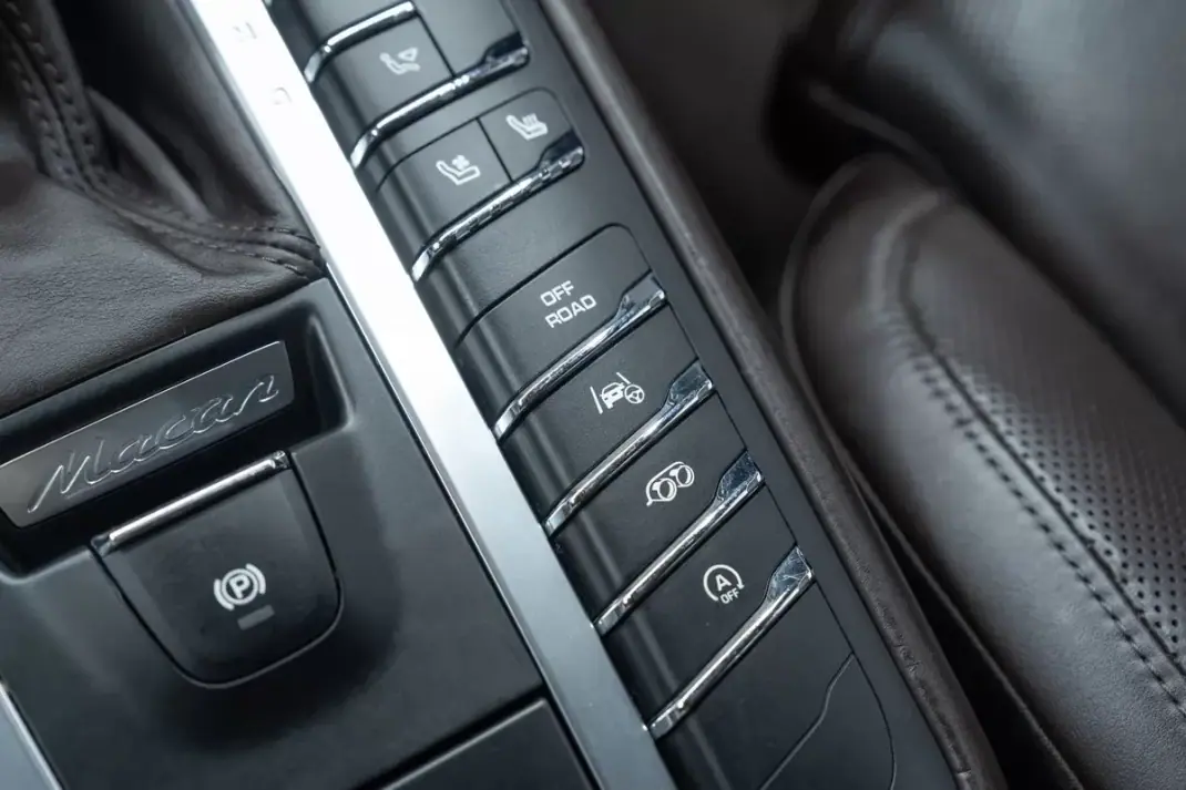 Porsche Macan 2016 - 49950 EUR, 131000 km - AUTO.MOTO.pt - 131000km - foto 49 de 53