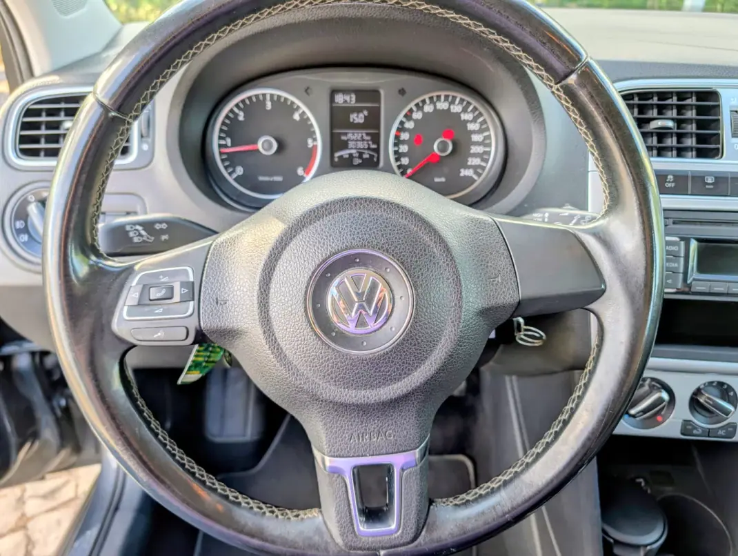 Volkswagen Polo 2012 - 5500 EUR, 303657 km - AUTO.MOTO.pt - 303657km - foto 16 de 19