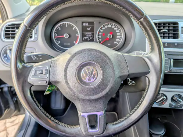 Volkswagen Polo 2012 - 5500 EUR, 303657 km - AUTO.MOTO.pt - 303657km - foto 16 de 19