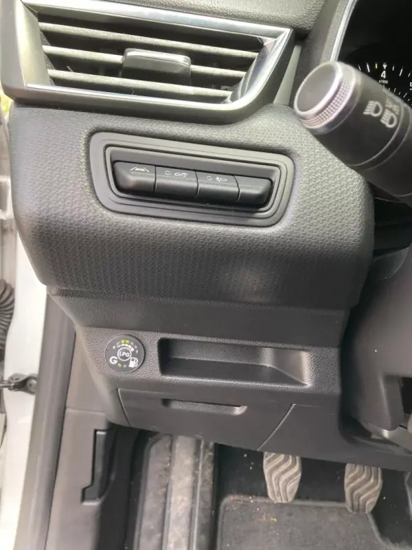 Renault Clio 2020 - 13890 EUR, 145621 km - AUTO.MOTO.pt - 145621km - foto 14 de 20