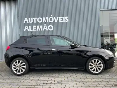 Alfa Romeo Giulietta 2018 - 15950 EUR, 122241 km - AUTO.MOTO.pt - 122241km - foto 4 de 17
