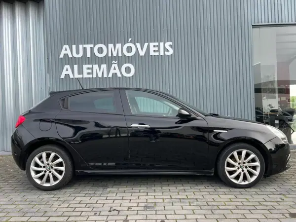 Alfa Romeo Giulietta 2018 - 15950 EUR, 122241 km - AUTO.MOTO.pt - 122241km - foto 4 de 17