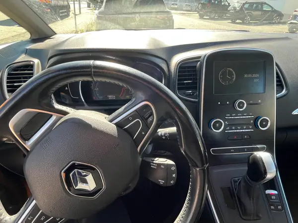 Renault Scénic 2017 - 9500 EUR, 142841 km - AUTO.MOTO.pt - 142841km - foto 2 de 3