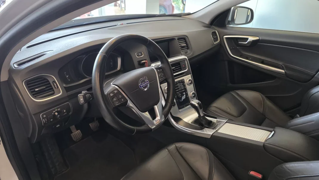 Volvo V60 2015 - 11900 EUR, 314478 km - AUTO.MOTO.pt - 314478km - foto 43 de 60