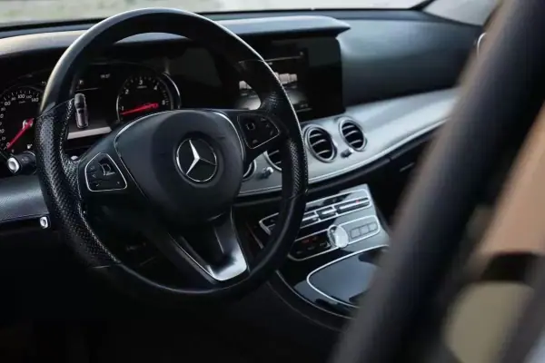 Mercedes-Benz E 220 2017 - 25000 EUR, 168000 km - AUTO.MOTO.pt - 168000km - foto 11 de 30