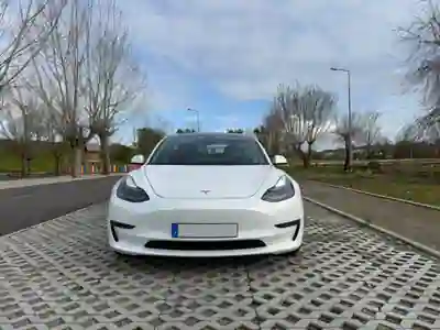 Tesla Model 3 2022 - 33500 EUR, 70000 km - AUTO.MOTO.pt - 70000km - foto 3 de 30