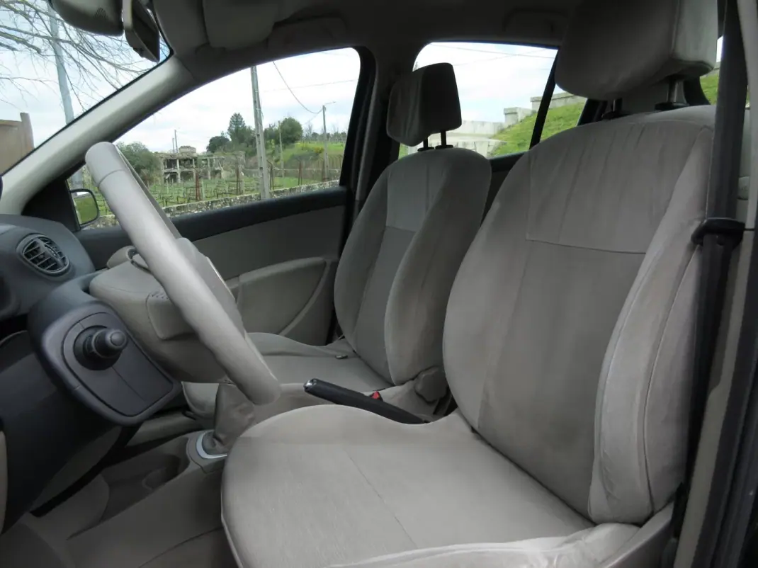 Renault Clio 2006 - 3990 EUR, 249000 km - AUTO.MOTO.pt - 249000km - foto 19 de 38