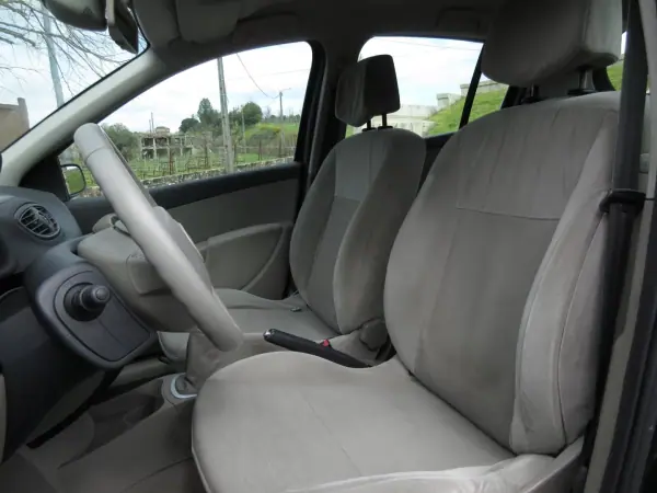 Renault Clio 2006 - 3990 EUR, 249000 km - AUTO.MOTO.pt - 249000km - foto 19 de 38
