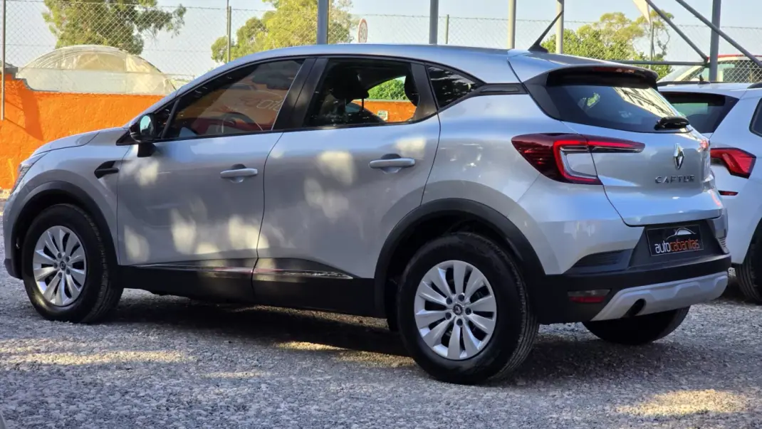 Renault Captur 2020 - 16000 EUR, 75000 km - AUTO.MOTO.pt - 75000km - foto 9 de 21