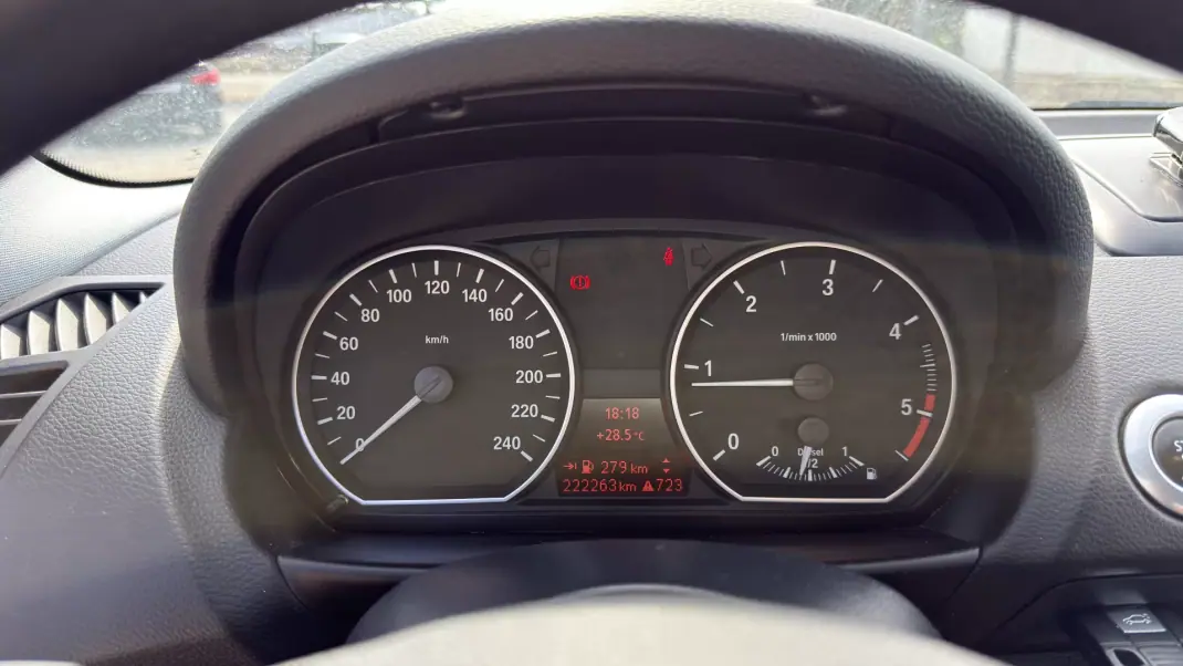 BMW 118 2010 - 12000 EUR, 222000 km - AUTO.MOTO.pt - 222000km - foto 12 de 14