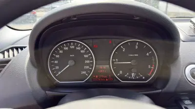 BMW 118 2010 - 12000 EUR, 222000 km - AUTO.MOTO.pt - 222000km - foto 12 de 14