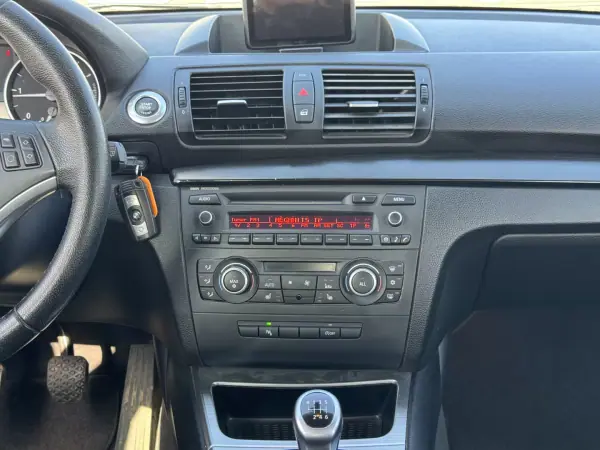 BMW 118 2010 - 11950 EUR, 215000 km - AUTO.MOTO.pt - 215000km - foto 16 de 24