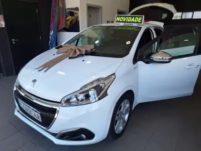Peugeot 208 2017 - 7900 EUR, 157000 km - AUTO.MOTO.pt - 157000km - foto 2 de 15