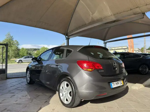 Opel Astra 2011 - 6450 EUR, 250730 km - AUTO.MOTO.pt - 250730km - foto 5 de 26