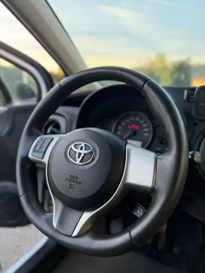 Toyota Yaris 2013 - 8750 EUR, 200000 km - 200000km - foto 10 de 12