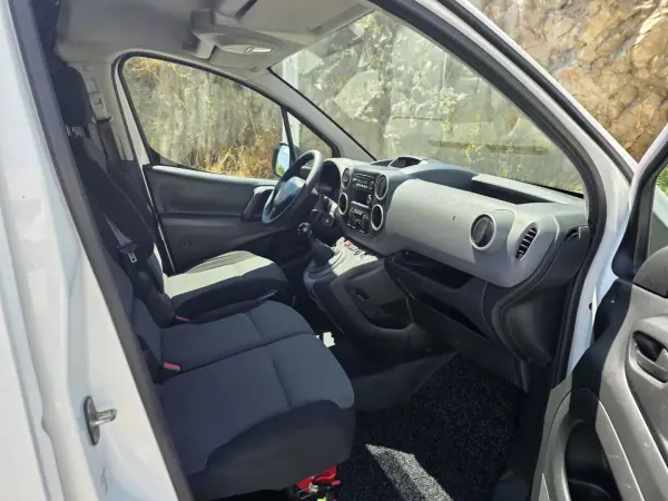 Peugeot Partner 2018 - 12990 EUR, 157000 km - AUTO.MOTO.pt - 157000km - foto 11 de 12