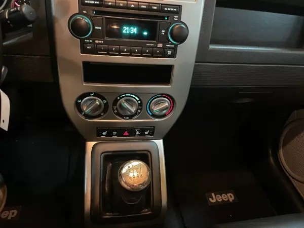 Jeep Compass 2007 - 9950 EUR, 137214 km - AUTO.MOTO.pt - 137214km - foto 11 de 20