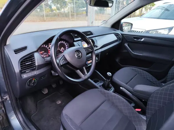 Skoda Fabia 2015 - 11900 EUR, 130000 km - AUTO.MOTO.pt - 130000km - foto 10 de 17