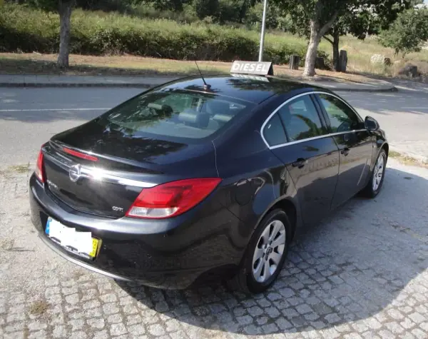 Opel Insignia 2012 - 9500 EUR, 210000 km - AUTO.MOTO.pt - 210000km - foto 6 de 9