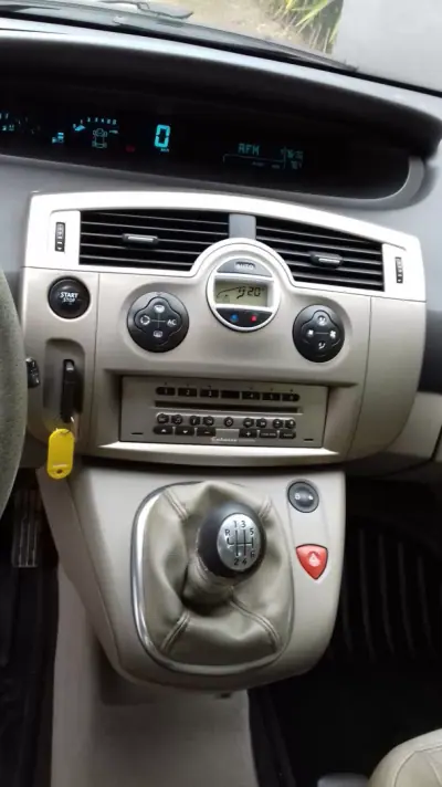 Renault Mégane Scénic 2008 - 5500 EUR, 258850 km - AUTO.MOTO.pt - 258850km - foto 13 de 21