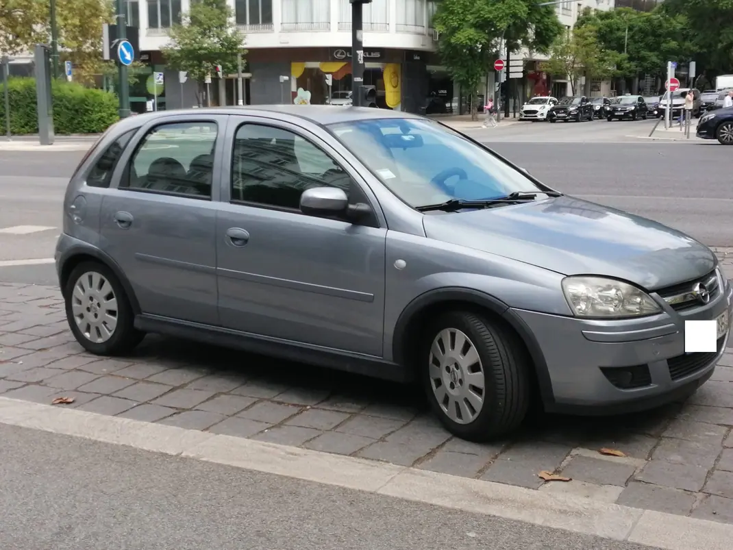 Opel Corsa 2004 - 3850 EUR, 285000 km - AUTO.MOTO.pt - 285000km - foto 4 de 18