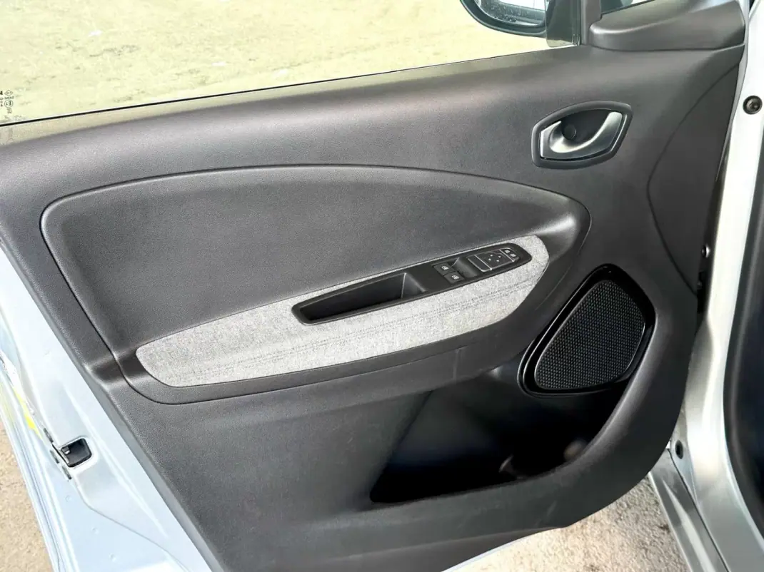 Renault Zoe 2020 - 17900 EUR, 71943 km - AUTO.MOTO.pt - 71943km - foto 9 de 24