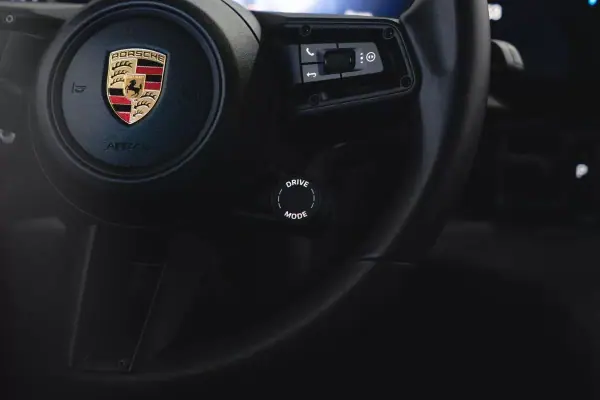 Porsche Taycan 2020 - 64950 EUR, 55941 km - AUTO.MOTO.pt - 55941km - foto 47 de 52