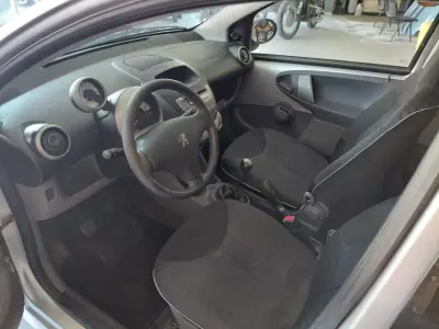 Peugeot 107 2011 - 4899 EUR, 189000 km - AUTO.MOTO.pt - 189000km - foto 7 de 17