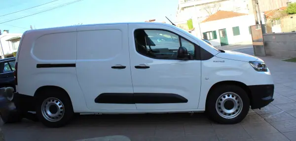 Toyota Proace Verso Electric 2022 - 22750 EUR, 52000 km - AUTO.MOTO.pt - 52000km - foto 4 de 28
