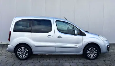 Peugeot Partner 2018 - 14900 EUR, 140000 km - AUTO.MOTO.pt - 140000km - foto 7 de 37