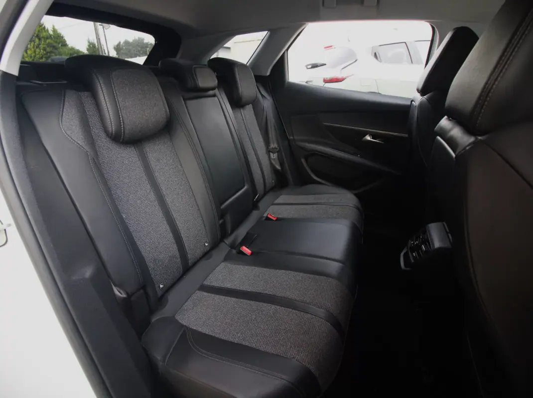 Peugeot 3008 2018 - 16990 EUR, 138000 km - AUTO.MOTO.pt - 138000km - foto 24 de 26