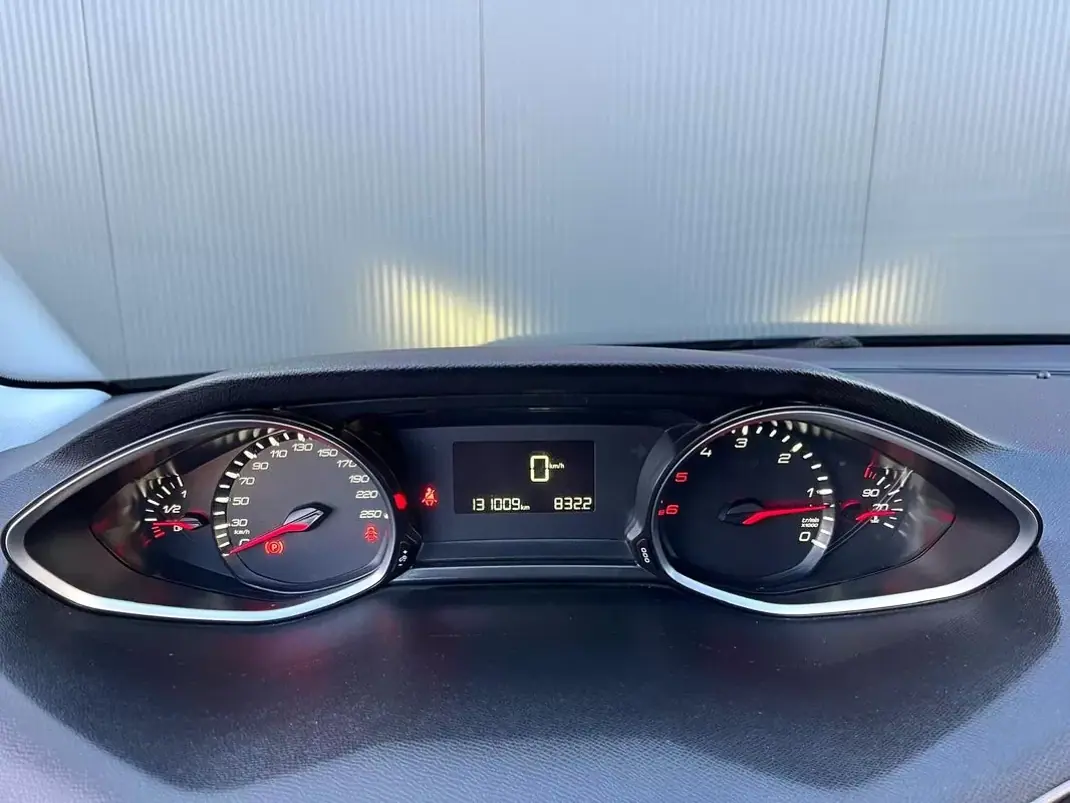 Peugeot 308 2019 - 10900 EUR, 131000 km - AUTO.MOTO.pt - 131000km - foto 12 de 27