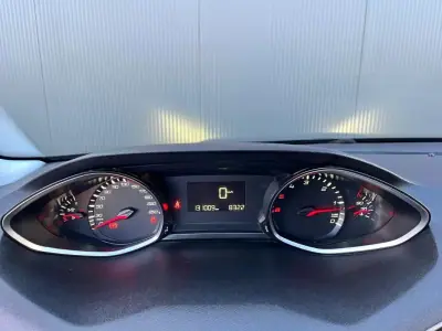 Peugeot 308 2019 - 10900 EUR, 131000 km - AUTO.MOTO.pt - 131000km - foto 12 de 27