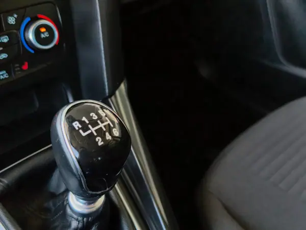 Ford Focus 2018 - 11500 EUR, 95000 km - AUTO.MOTO.pt - 95000km - foto 22 de 23