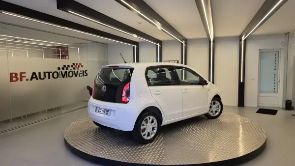 Volkswagen Cross Up! 2013 - 7750 EUR, 154338 km - AUTO.MOTO.pt - 154338km - foto 4 de 47