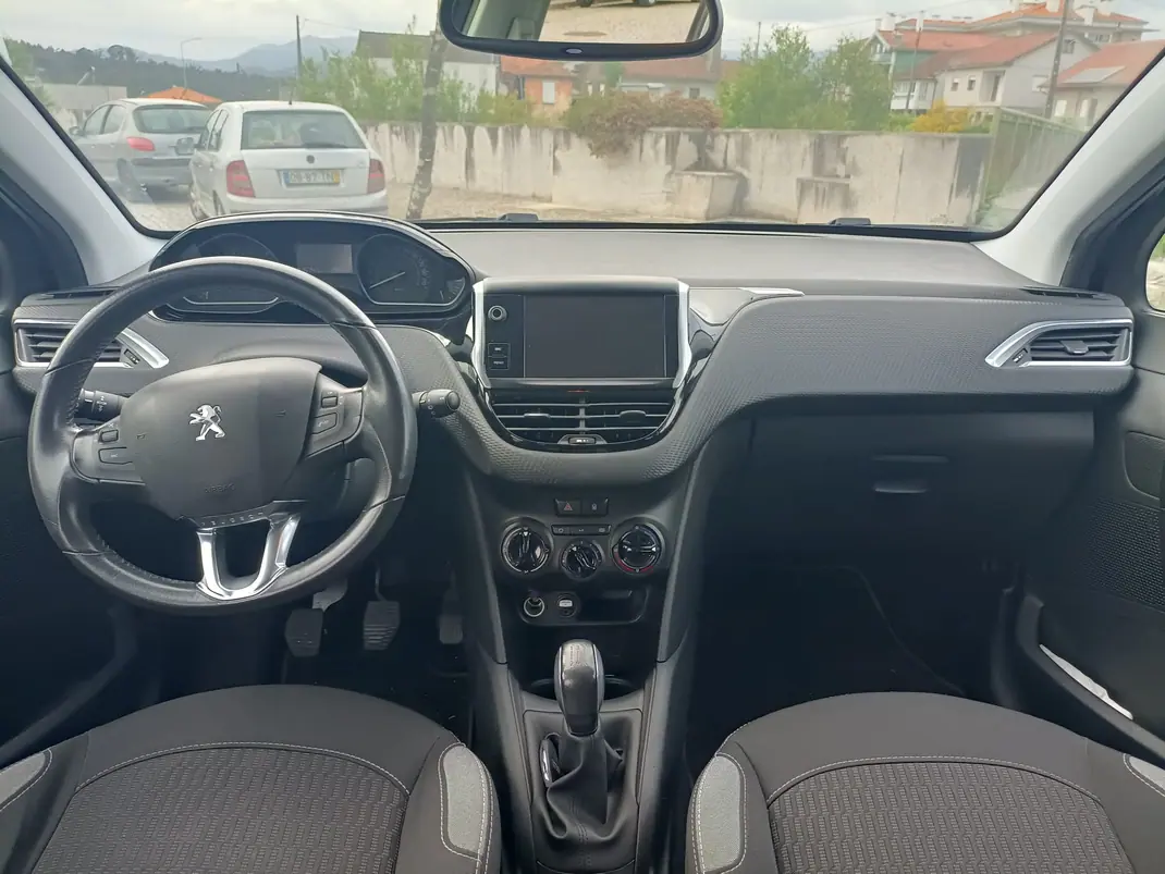 Peugeot 208 2017 - 8500 EUR, 215800 km - AUTO.MOTO.pt - 215800km - foto 6 de 12