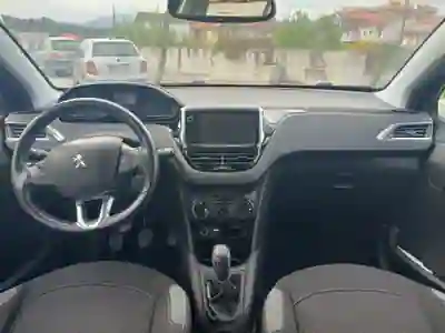 Peugeot 208 2017 - 8500 EUR, 215800 km - AUTO.MOTO.pt - 215800km - foto 6 de 12