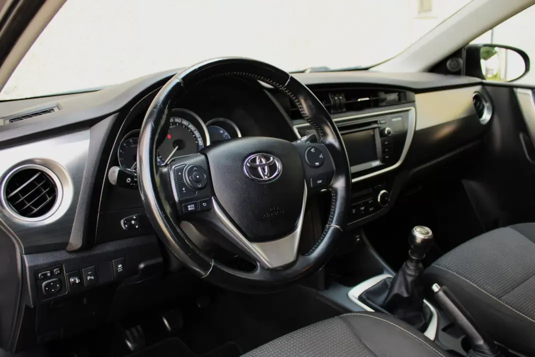 Toyota Auris 2012 - 11500 EUR, 179433 km - AUTO.MOTO.pt - 179433km - foto 10 de 34