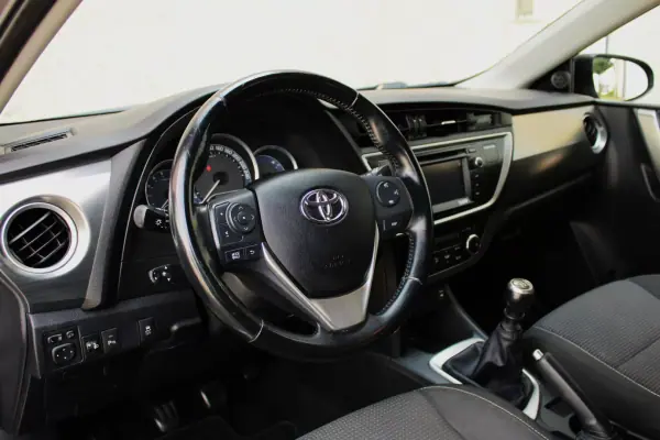 Toyota Auris 2012 - 11500 EUR, 179433 km - AUTO.MOTO.pt - 179433km - foto 10 de 34