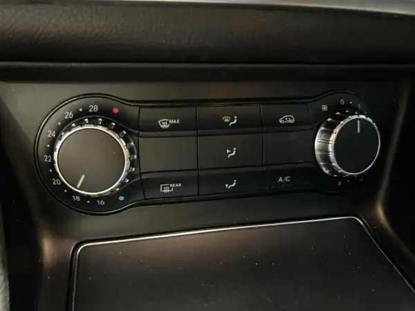 Mercedes-Benz CLA 220 2017 - 22500 EUR, 209125 km - AUTO.MOTO.pt - 209125km - foto 28 de 33