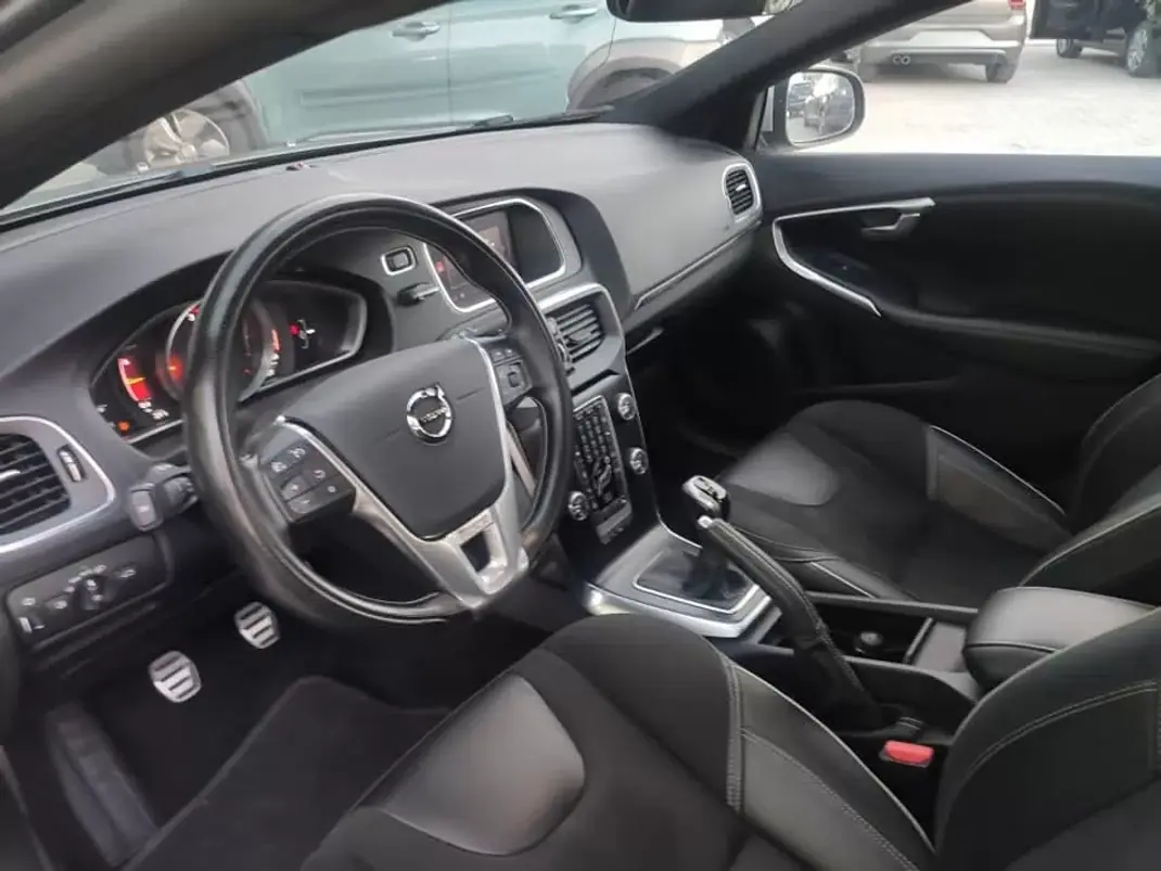 Volvo V40 2018 - 17500 EUR, 185000 km - AUTO.MOTO.pt - 185000km - foto 27 de 28