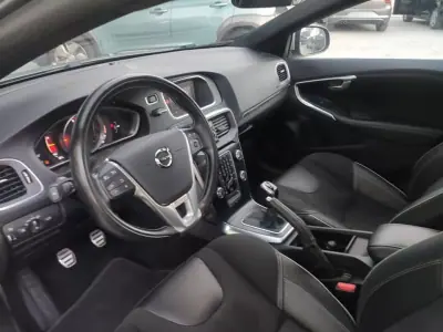 Volvo V40 2018 - 17500 EUR, 185000 km - AUTO.MOTO.pt - 185000km - foto 27 de 28