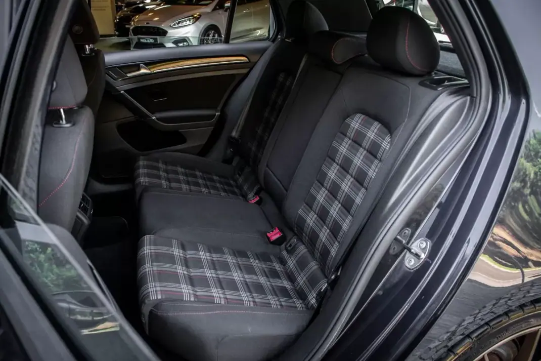 Volkswagen Golf 2015 - 24990 EUR, 83192 km - AUTO.MOTO.pt - 83192km - foto 32 de 45